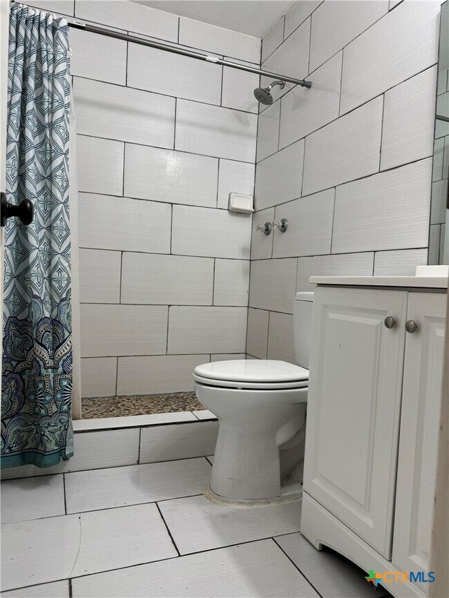 Building Photo - 1051 Country Club Dr