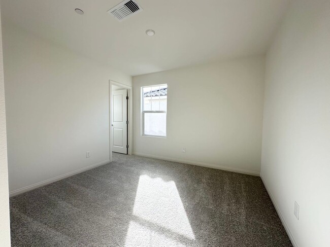 Building Photo - Beautiful and well-maintained home