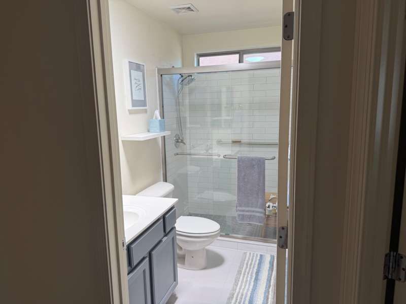 Upstairs bathroom - 900 W Broadway Ave
