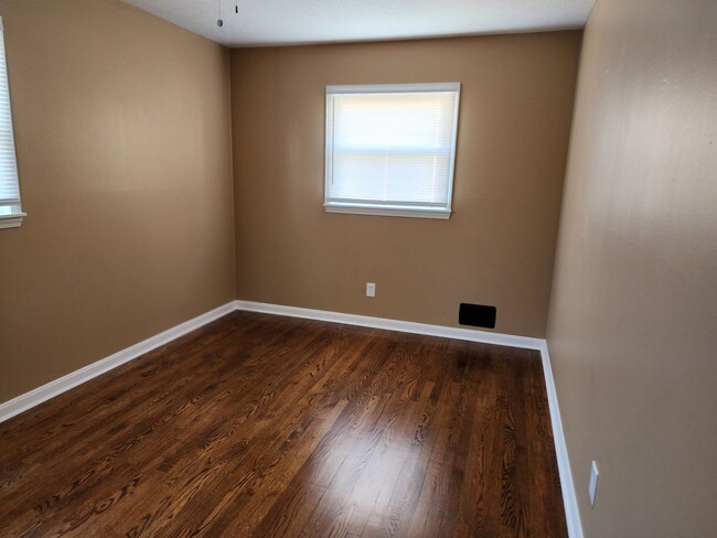 Building Photo - Beautiful 3 Bedroom 2 Bathroom Home