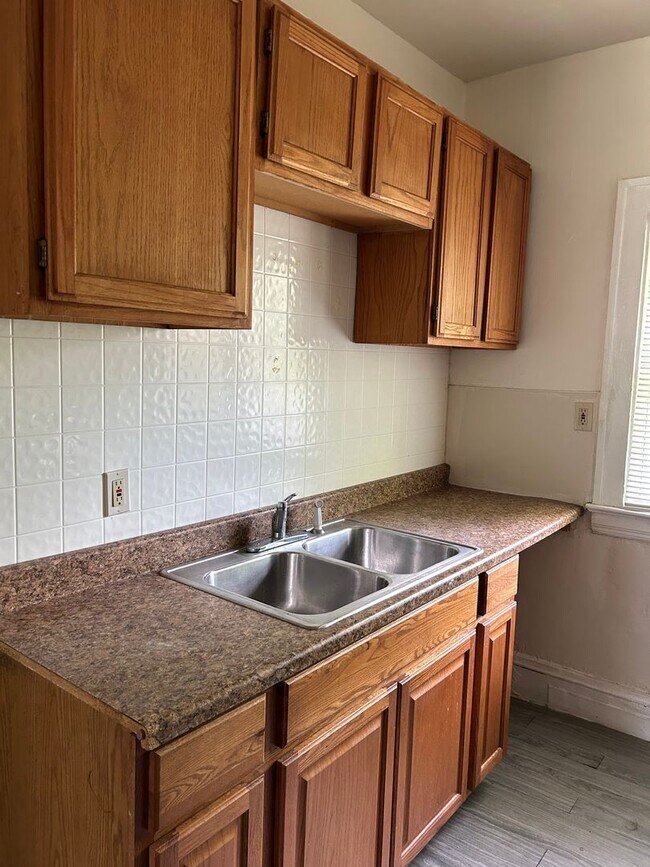 Building Photo - Spacious 3-Bedroom, 2-Bath First Floor  Ap...