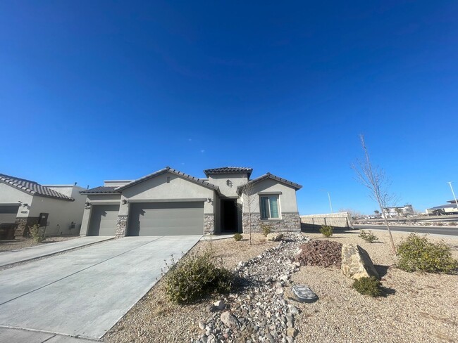 Building Photo - Gorgeous 4 Bedroom/2 Bath Home with 3 Car ...