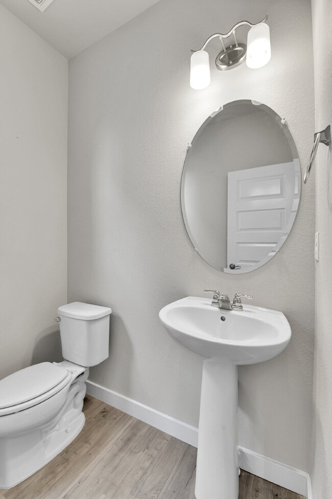 Building Photo - $2,720.95 - 3 Bed, 2.5 Bath Home in Aurora with AC and In Unit Laundry!