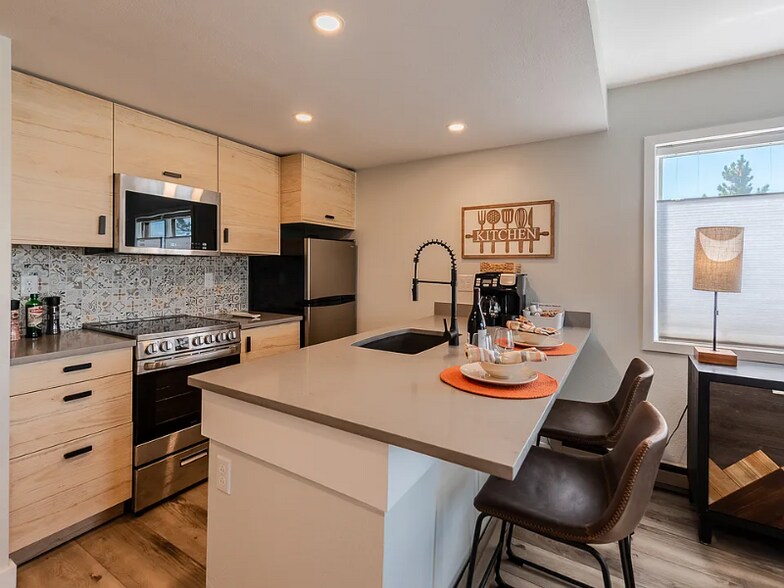 Building Photo - 267 Lake Dr