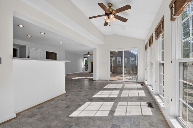 Building Photo - Meticulously maintained & spacious 4 Bd/2 full & 2 half bath home  Home in Dawson's Landing - Pet...
