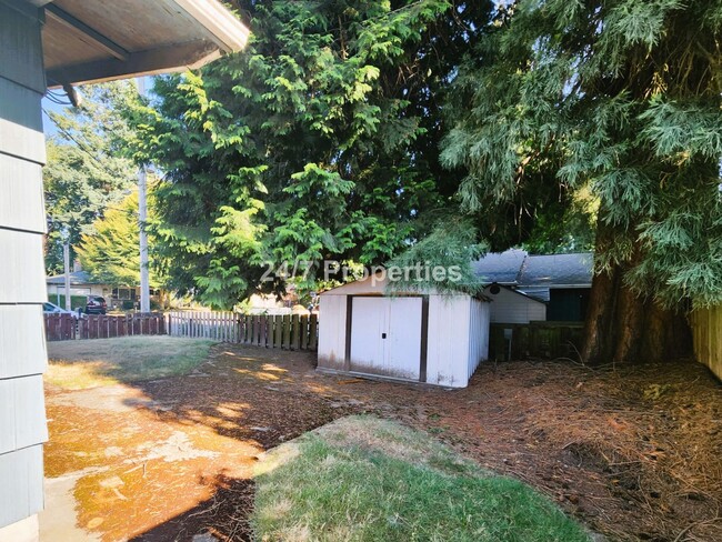 Building Photo - 3BD I 1BA + Bonus Room - Milwaukie, OR