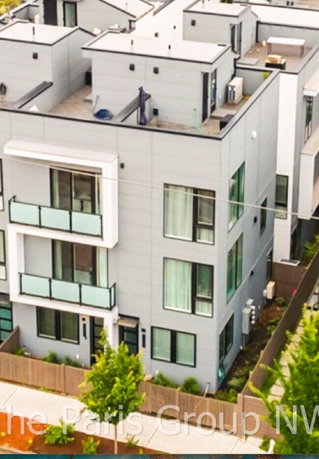 Building Photo - Mod Light-Filled 2023 West Seattle TH * Rooftop Deck, A/C & 3 Bedrooms
