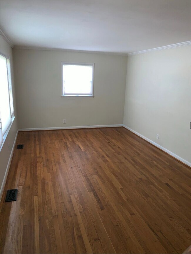 Building Photo - AVAILABLE MID-JUNE!