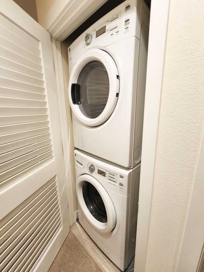 Building Photo - Modern 3 bed 2.5 bath townhome