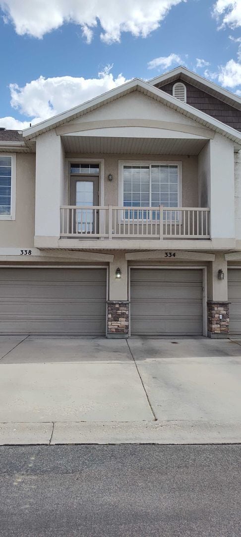 Building Photo - MOVE IN SPECIAL!!! GORGEOUS Townhome!!!