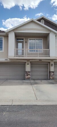 Building Photo - MOVE IN SPECIAL!!! GORGEOUS Townhome!!!