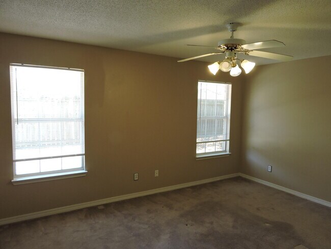 Building Photo - 328 Riverchase Blvd