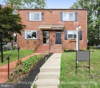 Building Photo - Renovated Townhome with Outdoor Space