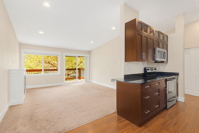 Building Photo - Welcoming Top Floor 1 Bedroom Condo - Gated Community with Parking