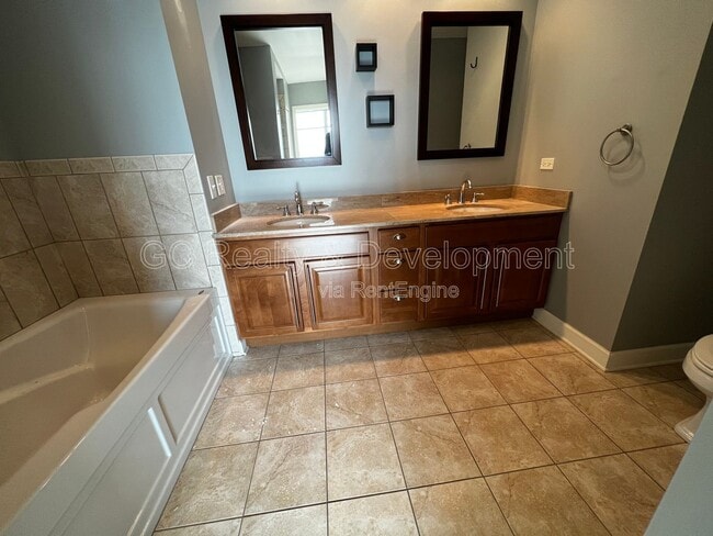 Building Photo - 1600 S Prairie Ave