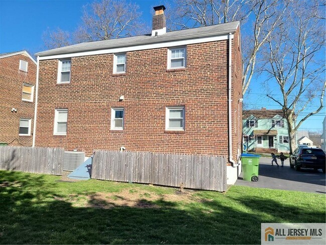 Building Photo - 23 Coolidge Ave