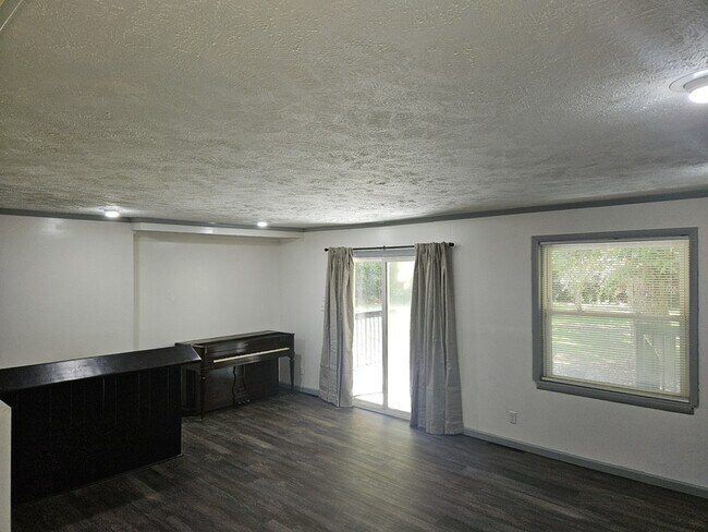 Building Photo - 415 College Dr