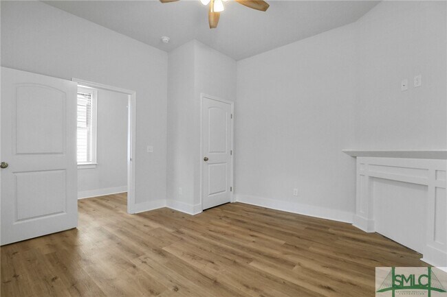 Building Photo - 826 W Victory Dr