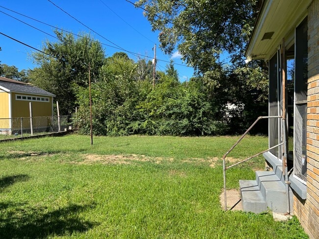 Building Photo - 1914 S Van Buren St