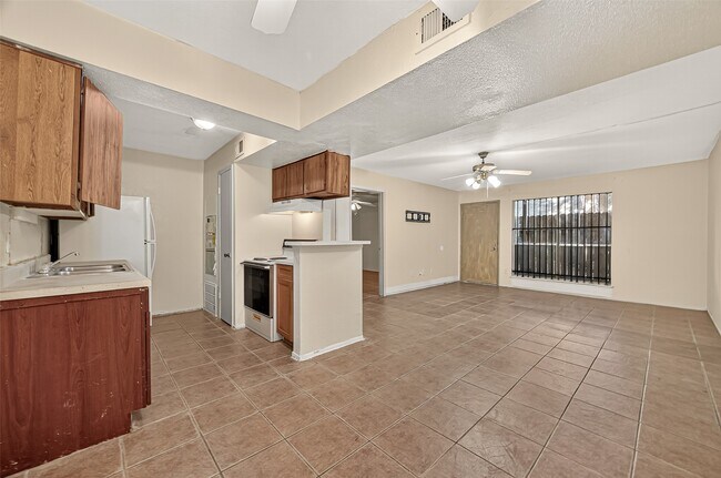 Building Photo - 8201 Richmond Ave.