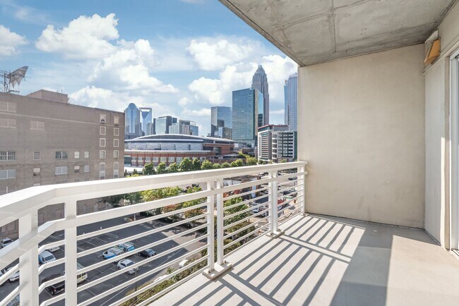 Building Photo - Stylish Uptown 2BD Condo with Balcony, Par...