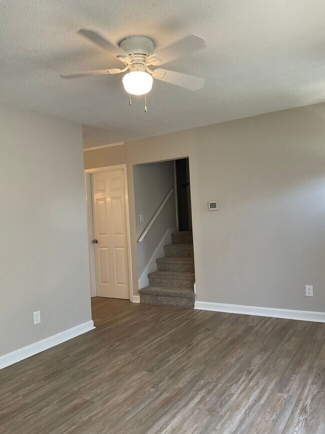 Building Photo - Available Now!! Beautiful 3 Bedroom