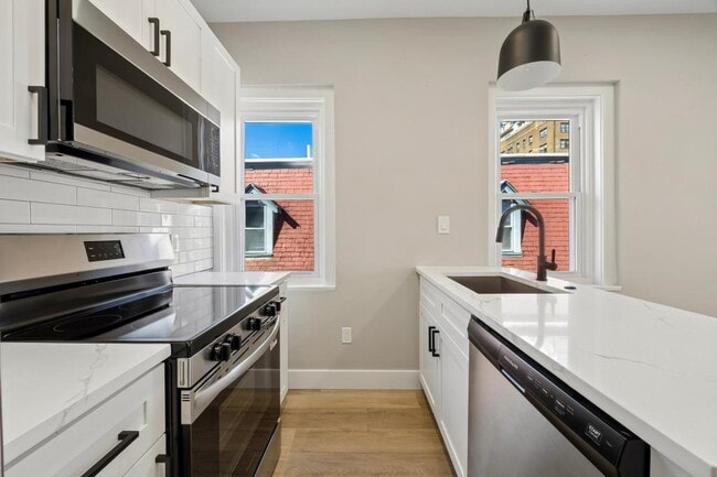 Building Photo - 6150 W Columbia Ave