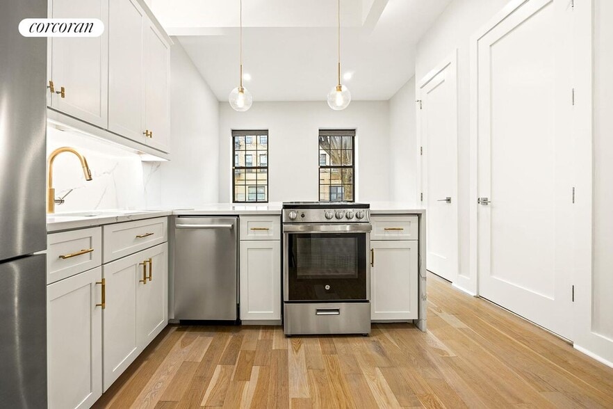 Primary Photo - 573 Gates Ave