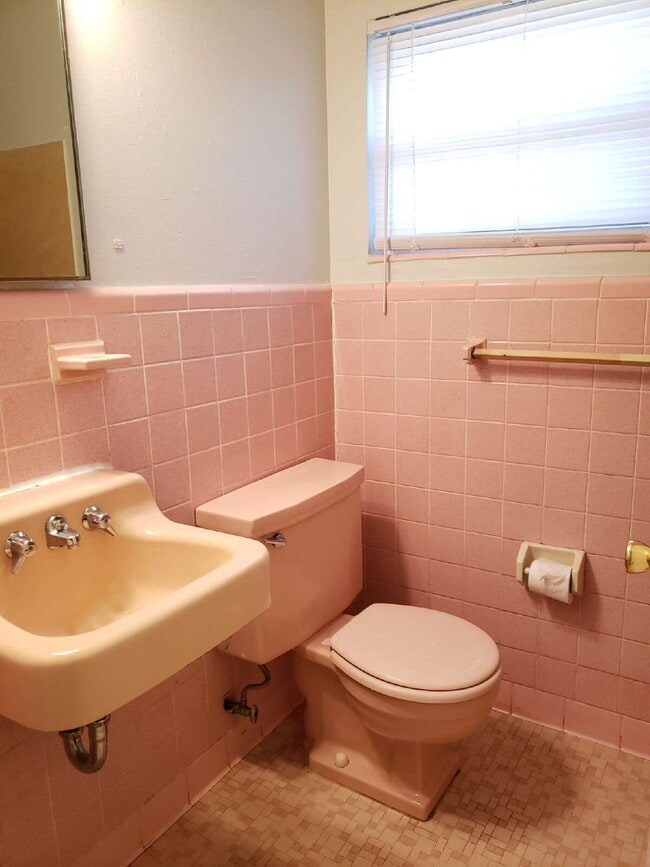 Building Photo - "Charming 3-Bed Oasis with 1.5 Baths in Fo...