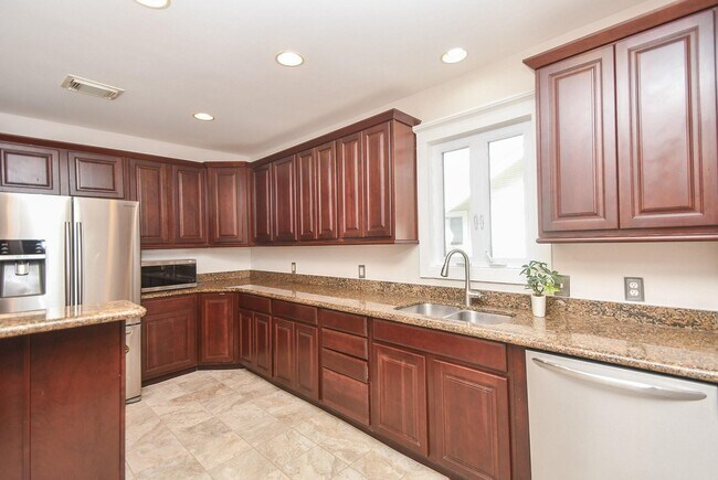 Building Photo - 4625 Pineridge St