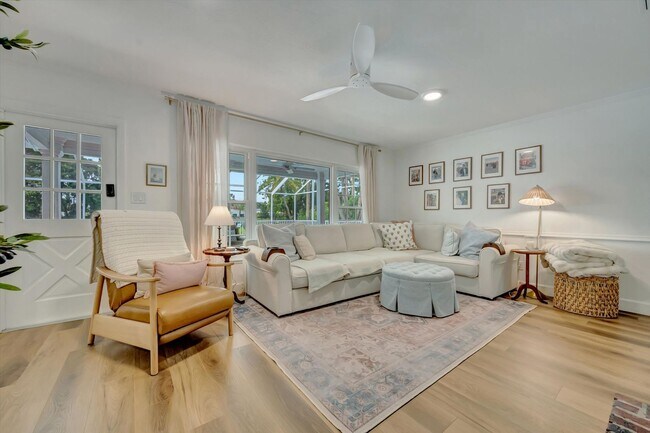 Building Photo - Luxury 5 Bed/4 Bath Pool Home on a Golf Course in Central Sarasota