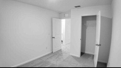 Building Photo - 6235 Daerr Rdg St