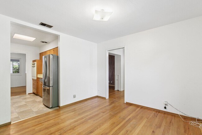Building Photo - 4 Bedroom 3 Bathroom in Central Davis - Immediate Move-In