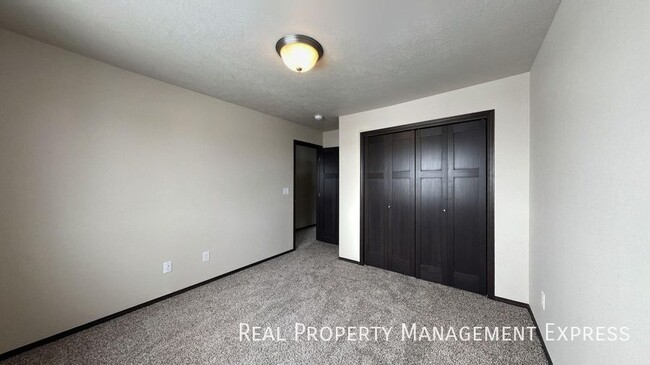 Building Photo - 5911 S Whisper Creek Pl