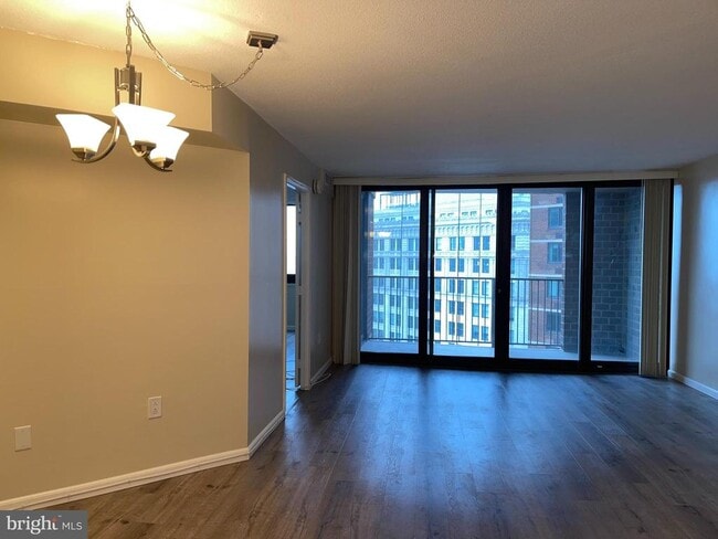 Building Photo - 1420 Locust St