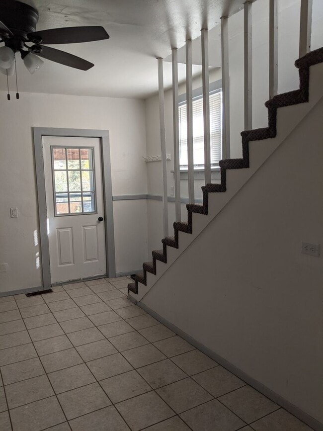 Building Photo - $1200 - 2 Bedroom 1 Bath Home - Heart of the City