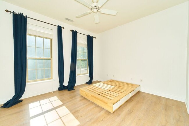 Building Photo - Sweet 1 Bedroom Condo in the Heart of Down...