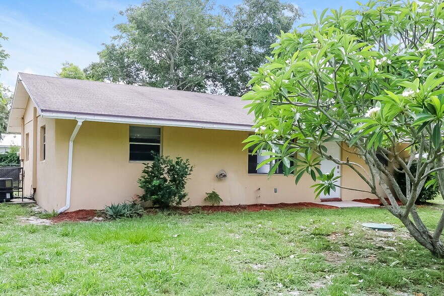 Building Photo - 1211 SE Sea Oat Ln