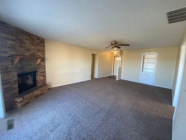 Building Photo - 3 bed 2 bath in Moore in Greenbriar Eastla...