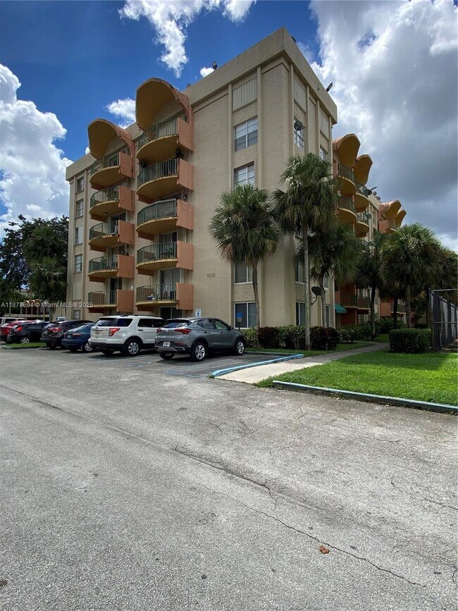 Building Photo - 9350 Fontainebleau Blvd
