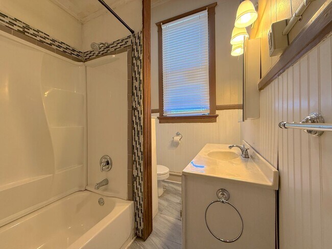 Building Photo - 420 College St