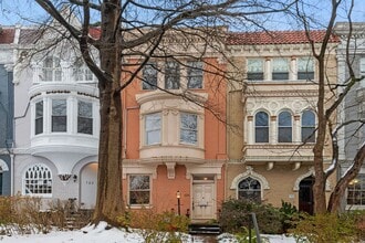 Building Photo - 3 Bed 2.5 Bathroom - Capitol Hill Rowhome - Driveway For Parking