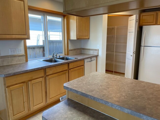 Building Photo - Lovely Mid-Island Home Available August 19th!