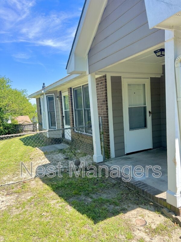Building Photo - 1703 Winnabow Dr