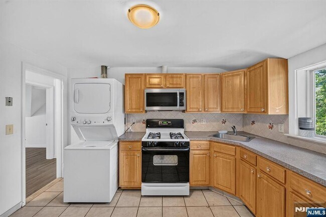 Building Photo - 165 Oak Grove Ave