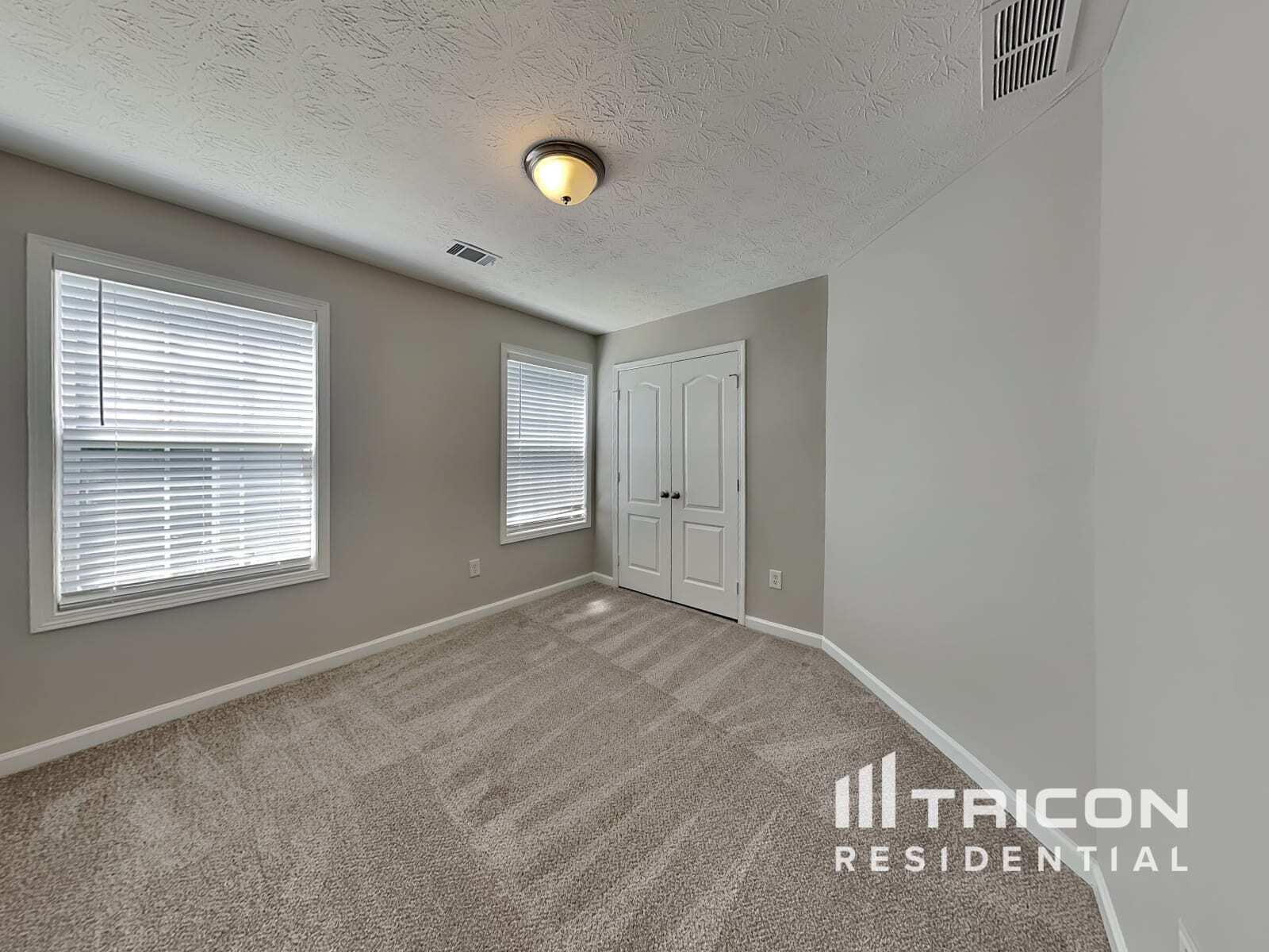 Building Photo - 360 Valley View Dr
