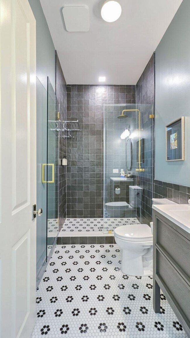 Building Photo - 604 Baronne St