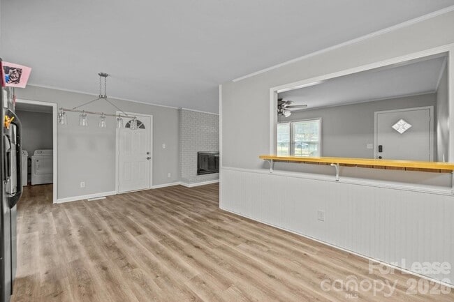 Building Photo - 4800 Maplecrest Dr