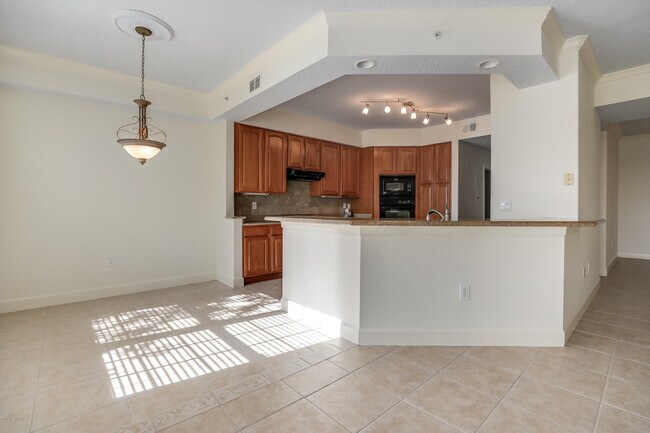 Building Photo - 215 S Ocean Grande Dr