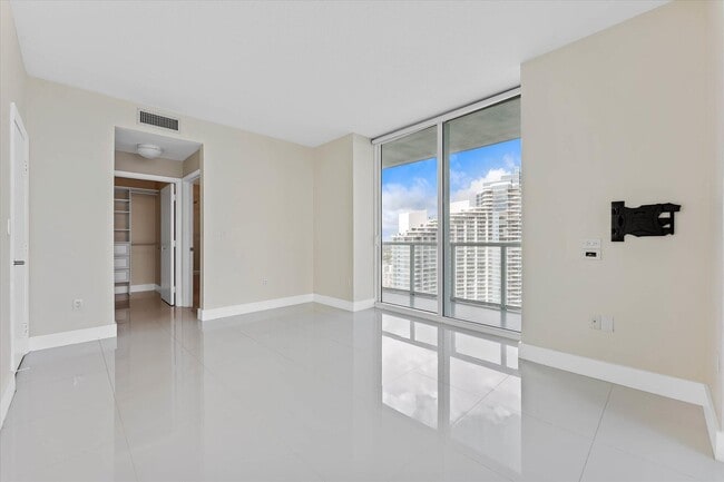 Building Photo - 1900 N Bayshore Dr